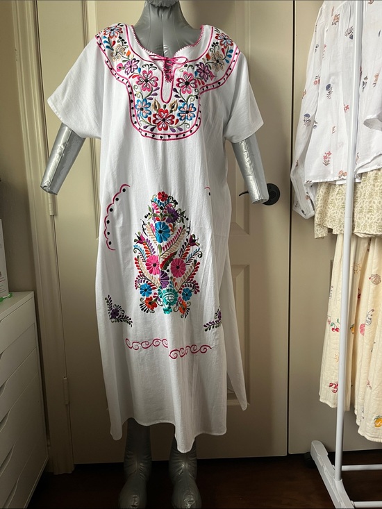 Dresses & Skirts - White embroidered dress.